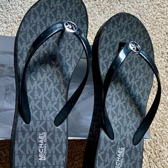 COPY - New in box Michael Kors Sandals available size - Picture 4 of 9